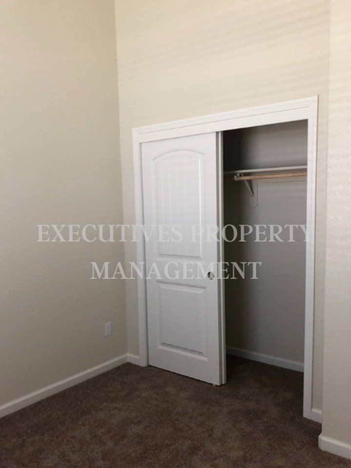 1470 Woodbury Ct - Photo 6 of 15