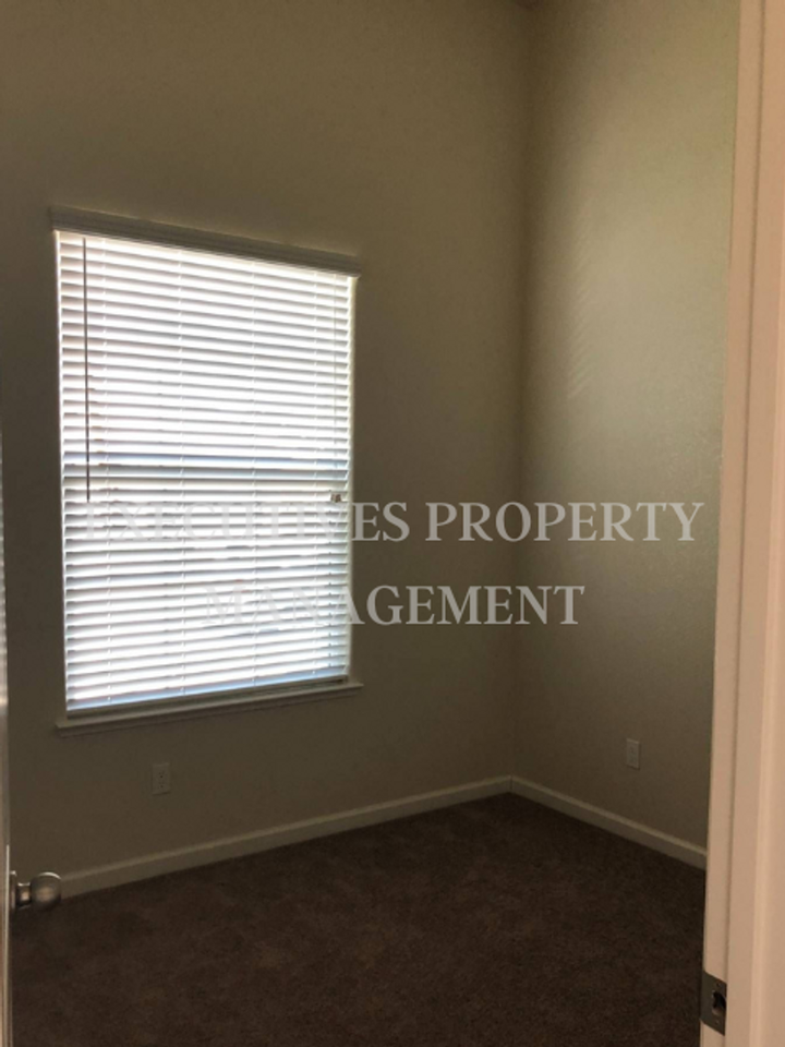 1470 Woodbury Ct - Photo 7 of 15