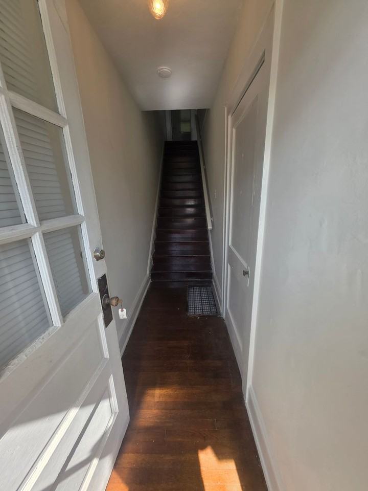 121 S Poplar St - Photo 2 of 8