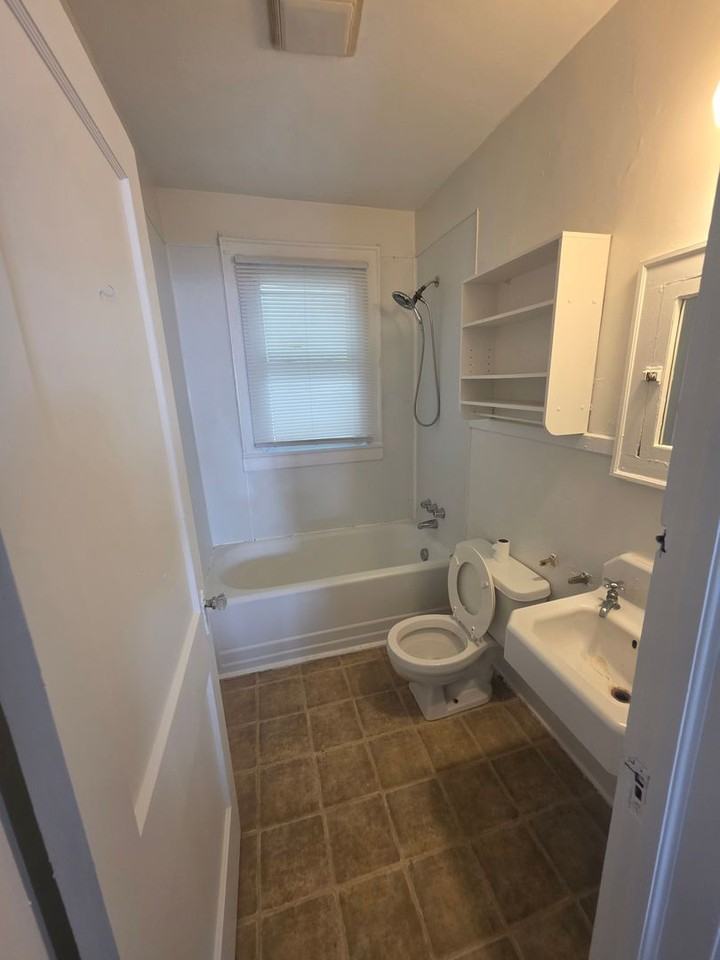121 S Poplar St - Photo 3 of 8