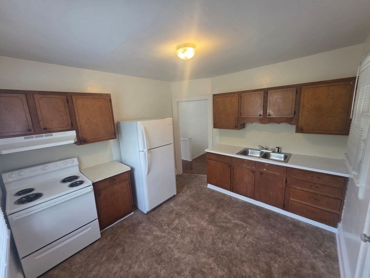 121 S Poplar St - Photo 5 of 8