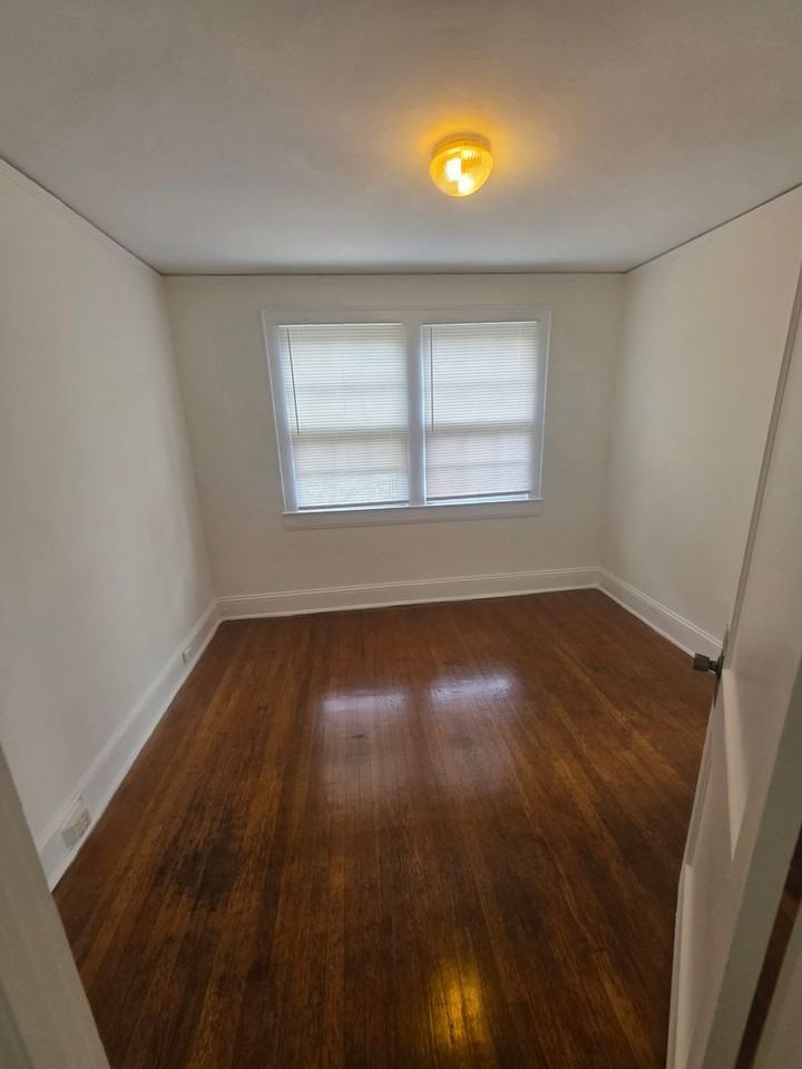 121 S Poplar St - Photo 6 of 8