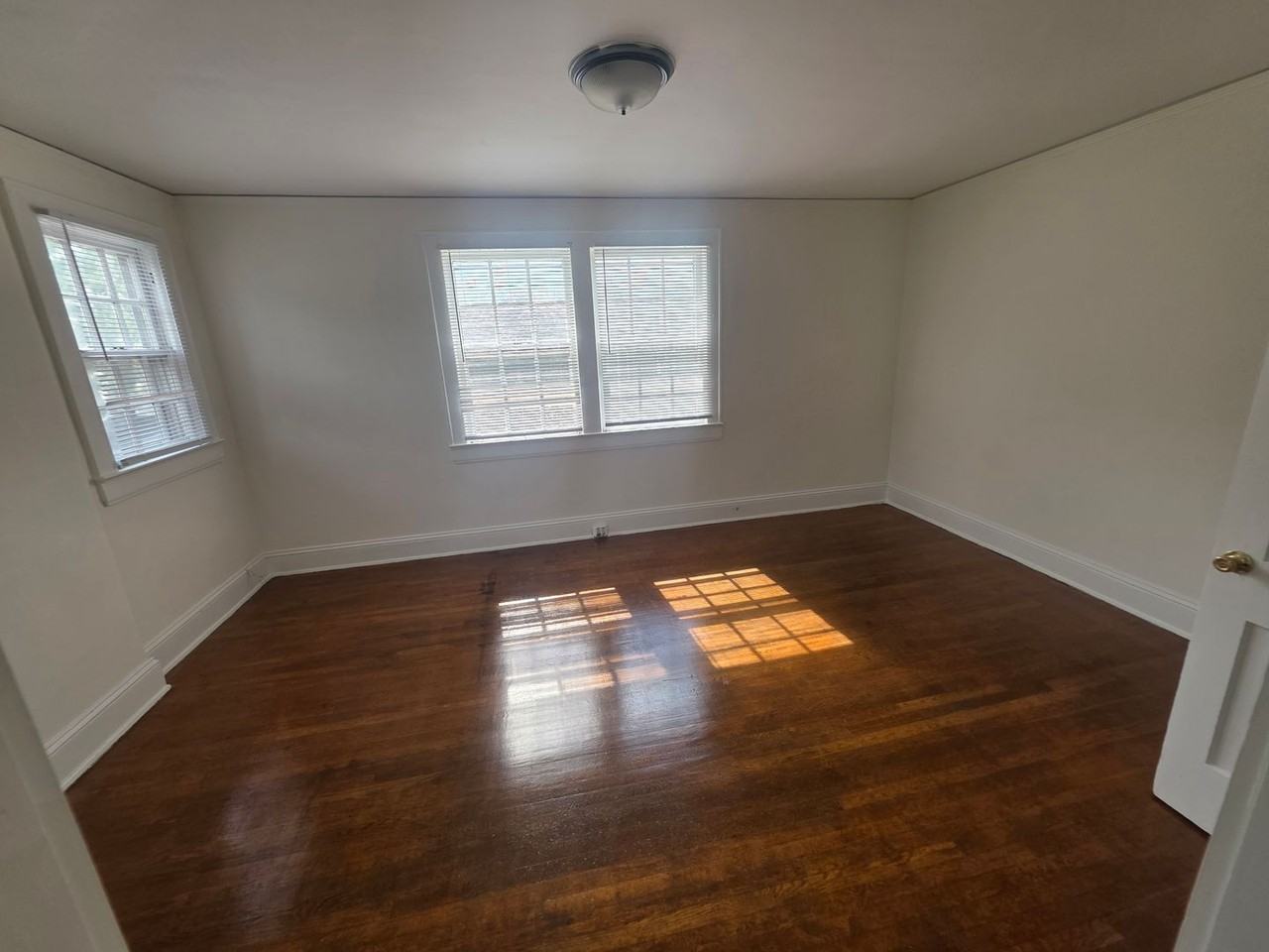 121 S Poplar St - Photo 7 of 8