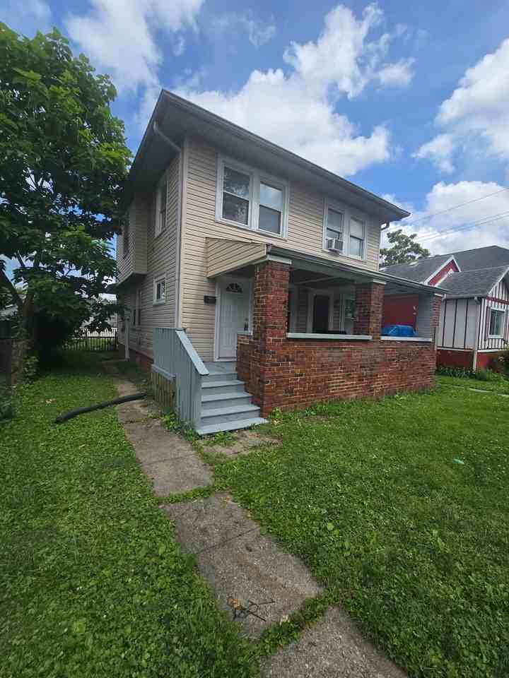 1629 Spruce St - Photo 2 of 11