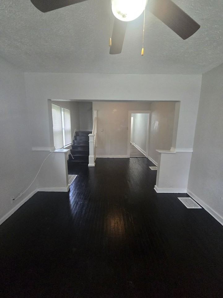 1629 Spruce St - Photo 3 of 11