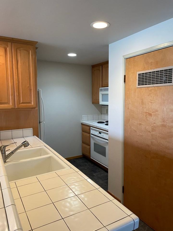 552 Christie Dr #306 - Photo 6 of 17