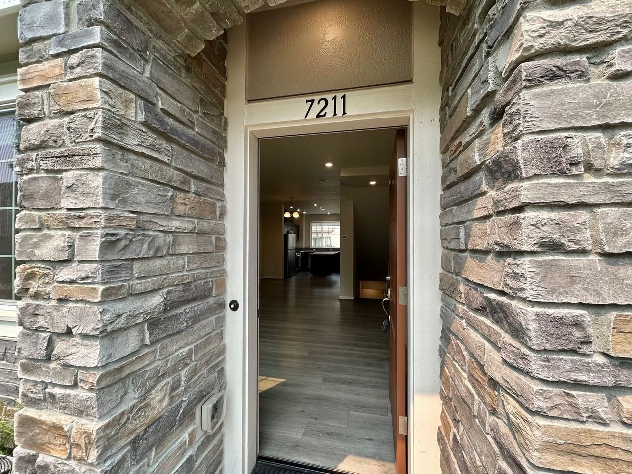 7211 Nw Eleanor Ave - Photo 4 of 50