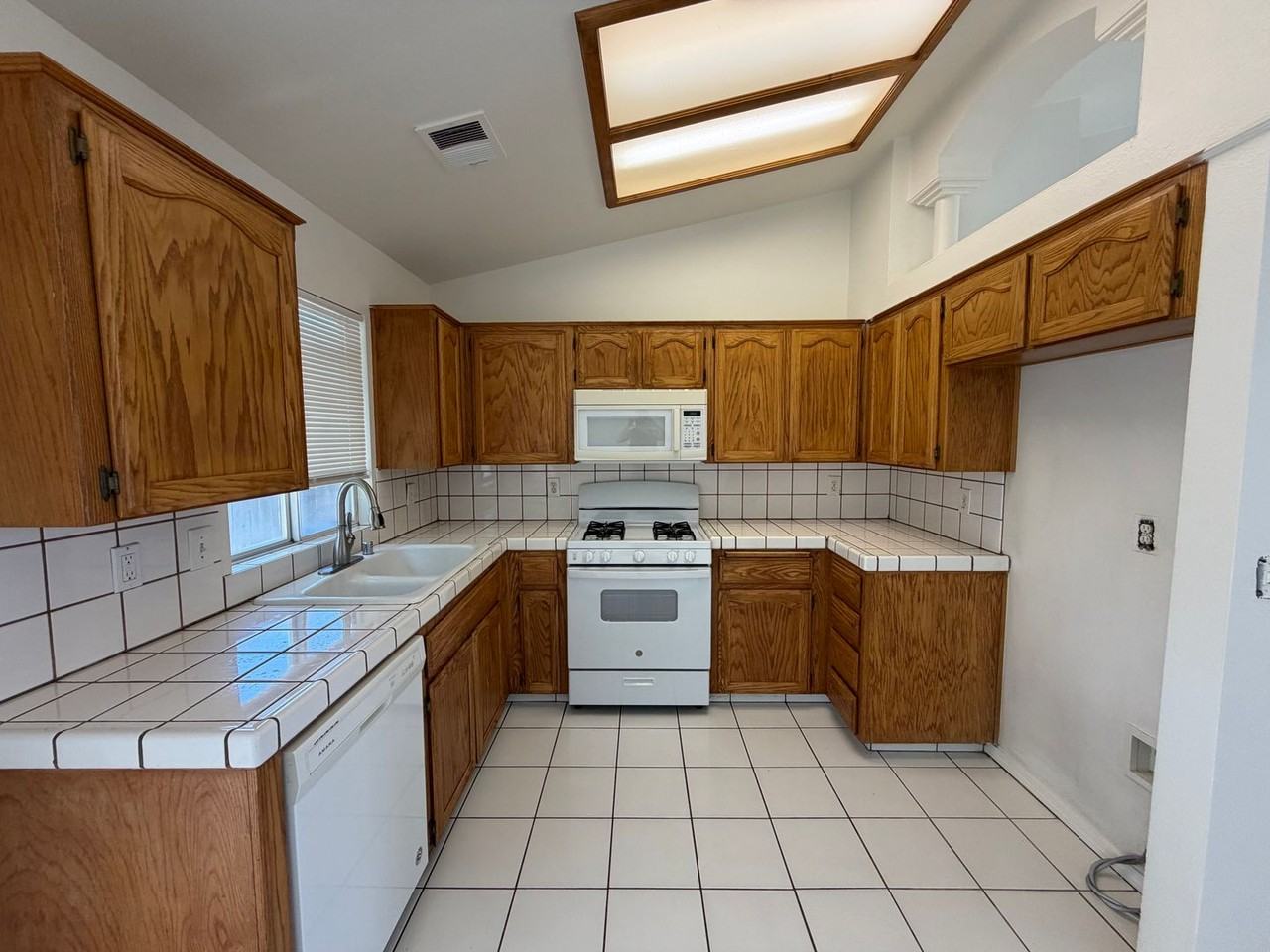 3409 Starside Dr - Photo 4 of 13