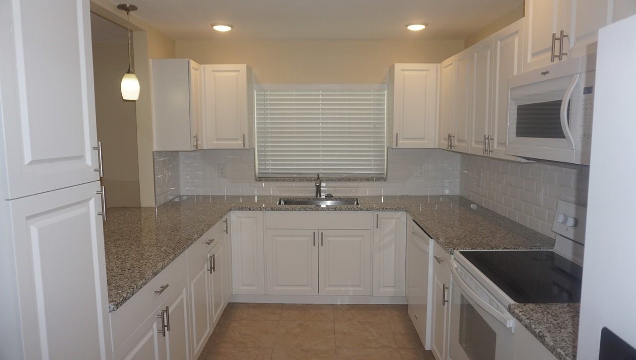 213 Foxwood Dr - Photo 3 of 18