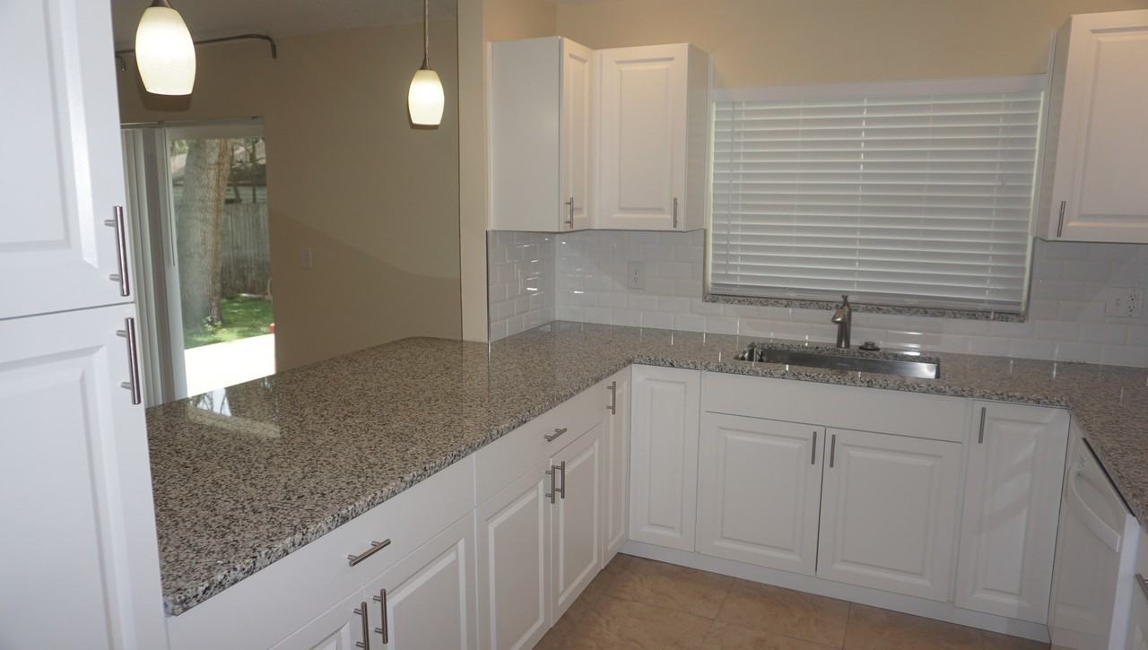 213 Foxwood Dr - Photo 5 of 18