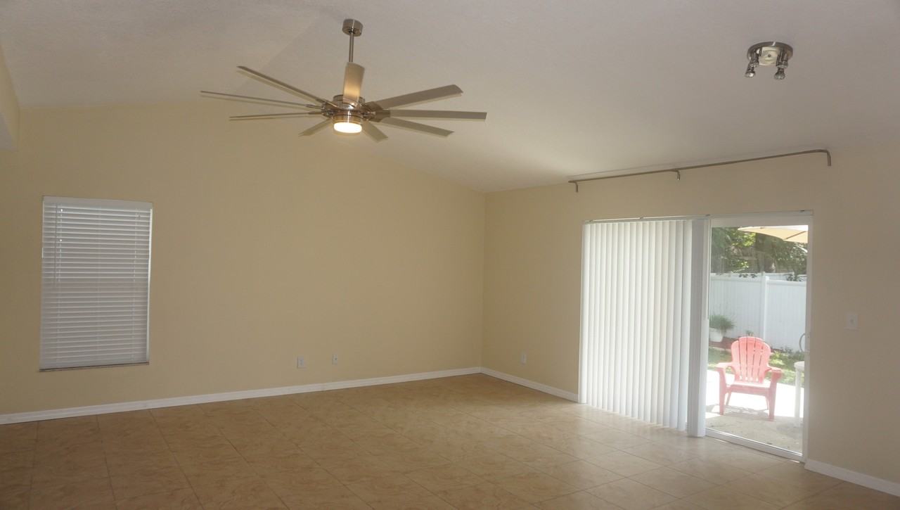 213 Foxwood Dr - Photo 7 of 18