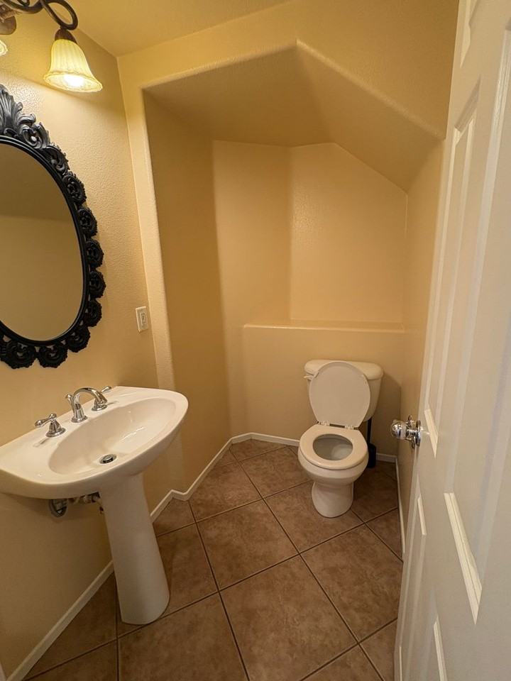 57 Crocus St - Photo 4 of 35