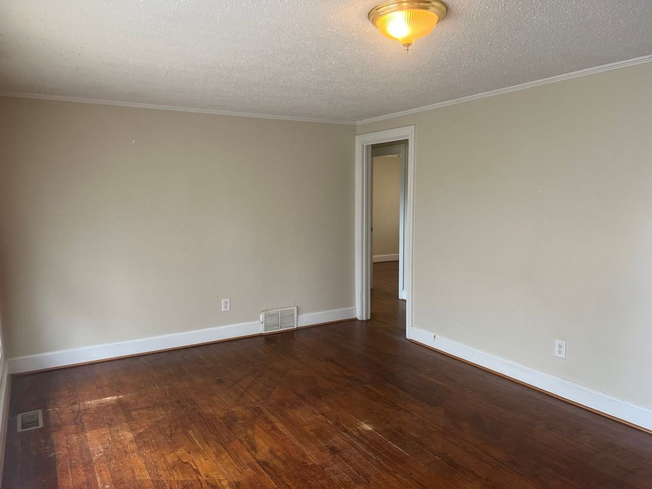 1094 Jonestown Rd - Photo 5 of 14