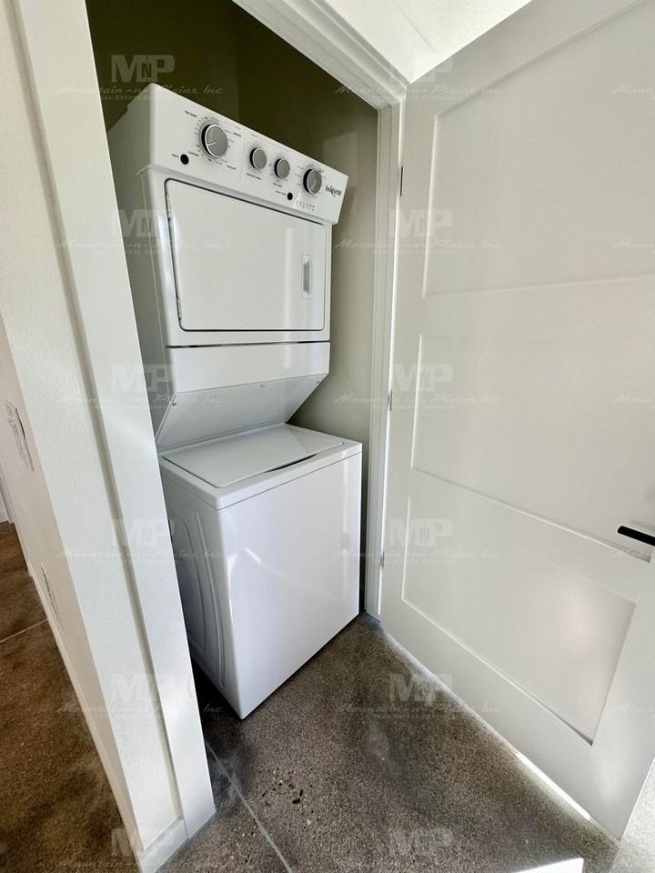 301 Parker St #B - Photo 4 of 14