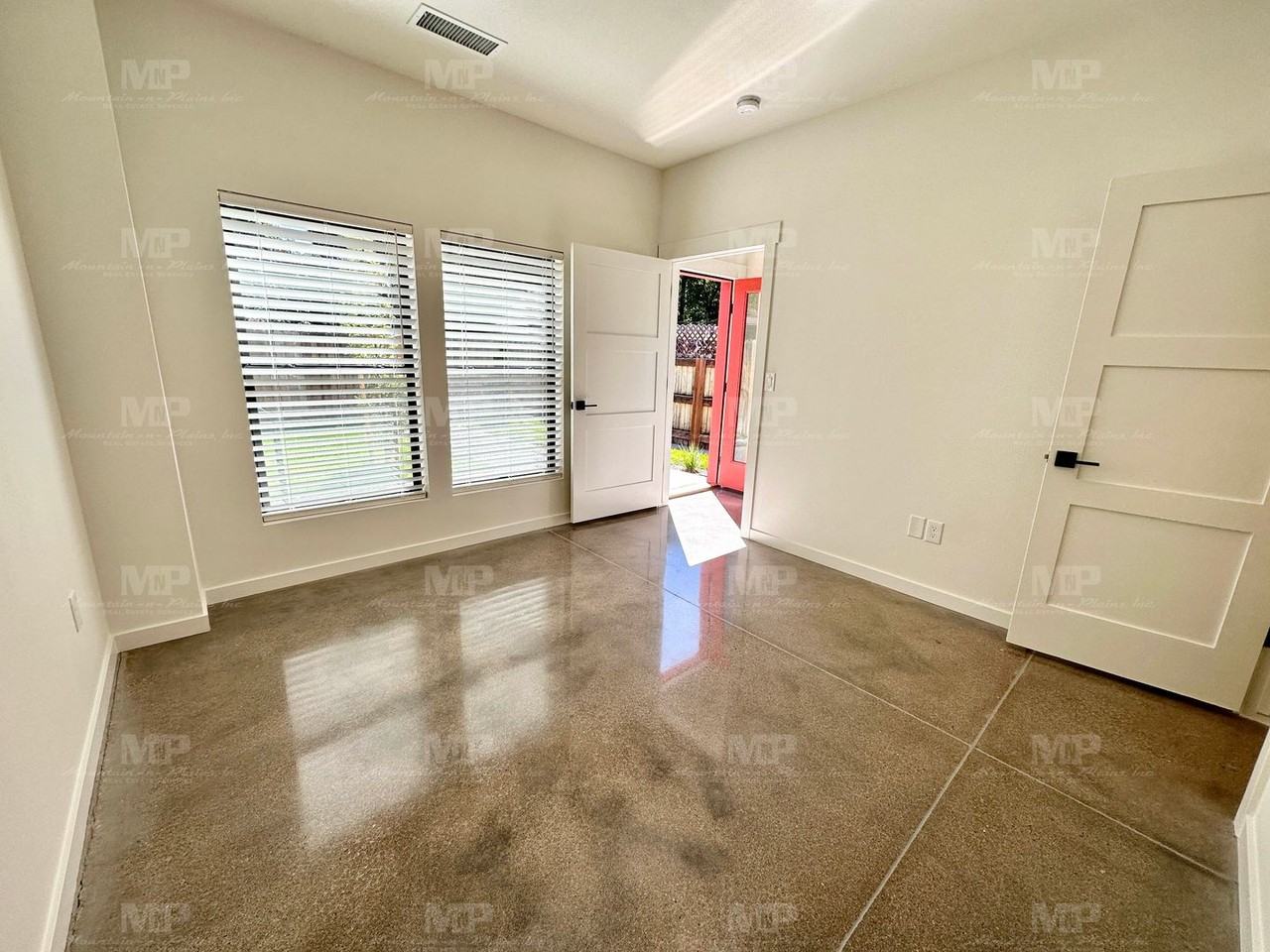 301 Parker St #B - Photo 5 of 14