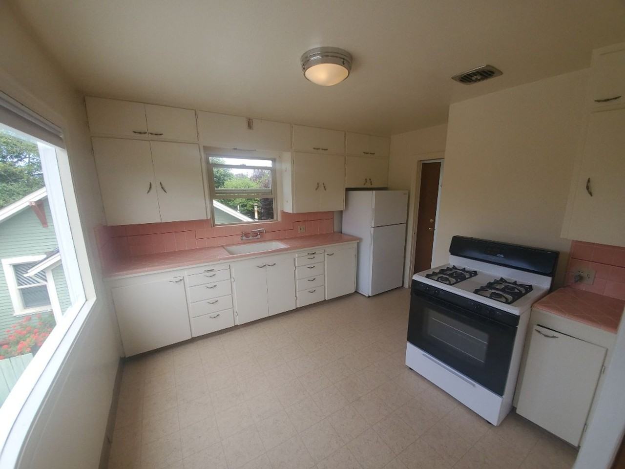 1611 Lowell St - Photo 5 of 9