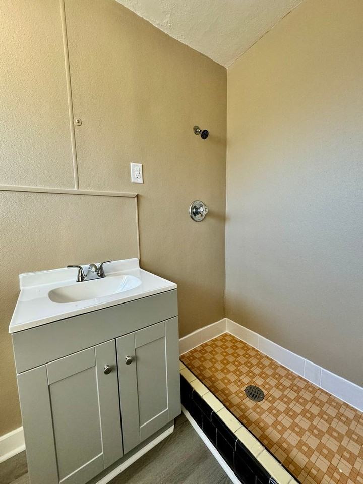 1018 W Lexington Ave #20 - Photo 5 of 8