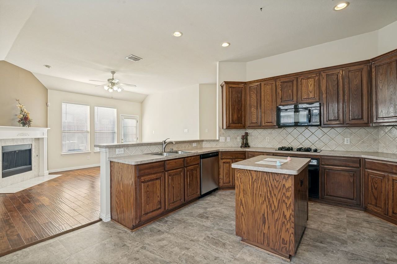 1000 Leoti Ln - Photo 3 of 12