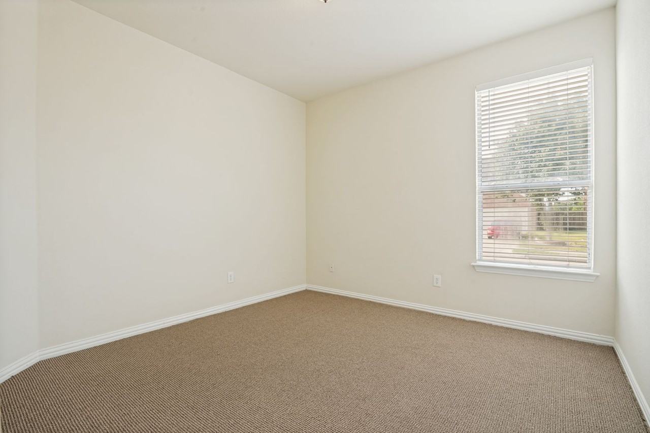 1000 Leoti Ln - Photo 6 of 12
