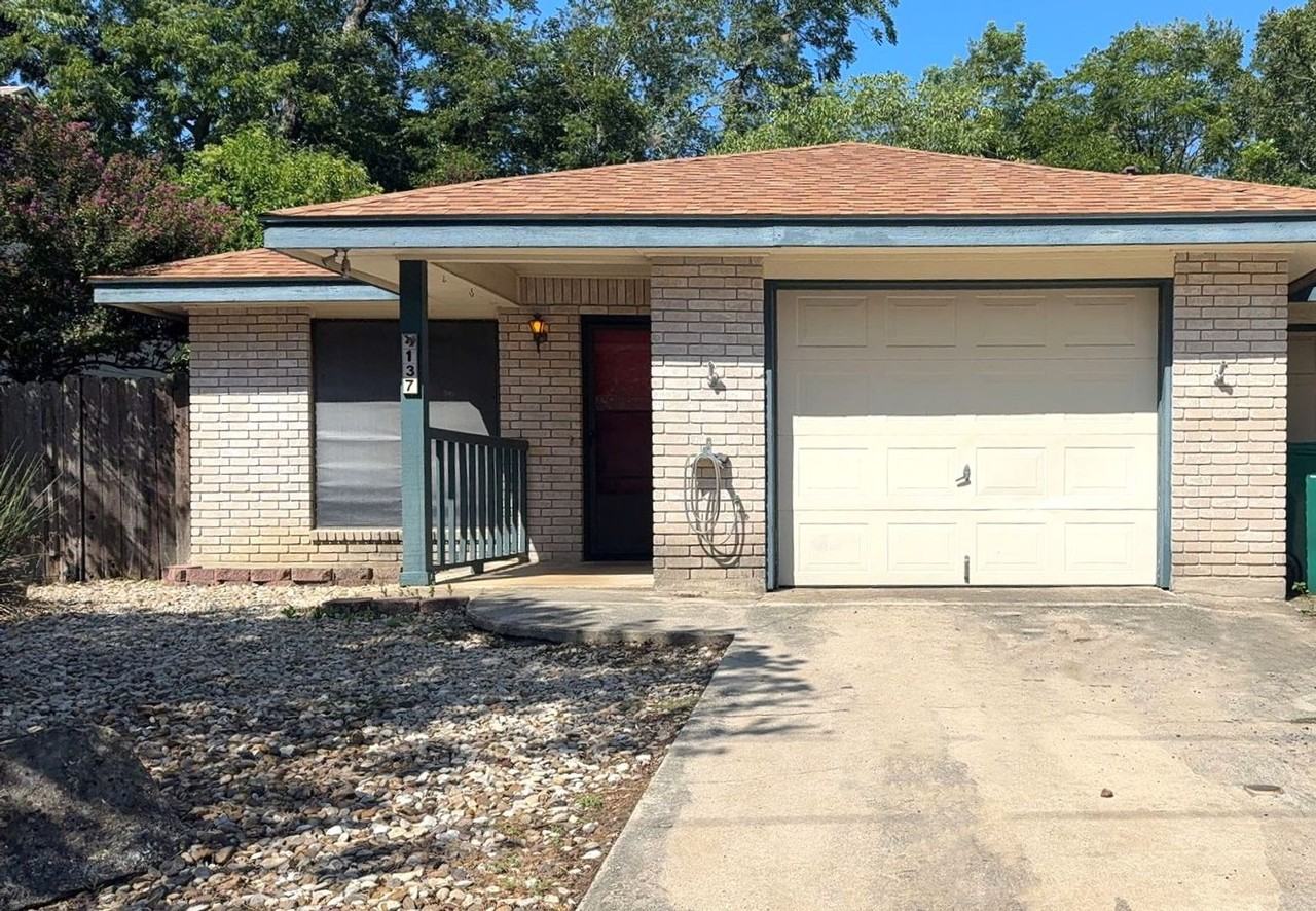 137 Cibolo Creek Dr - Photo 2 of 5