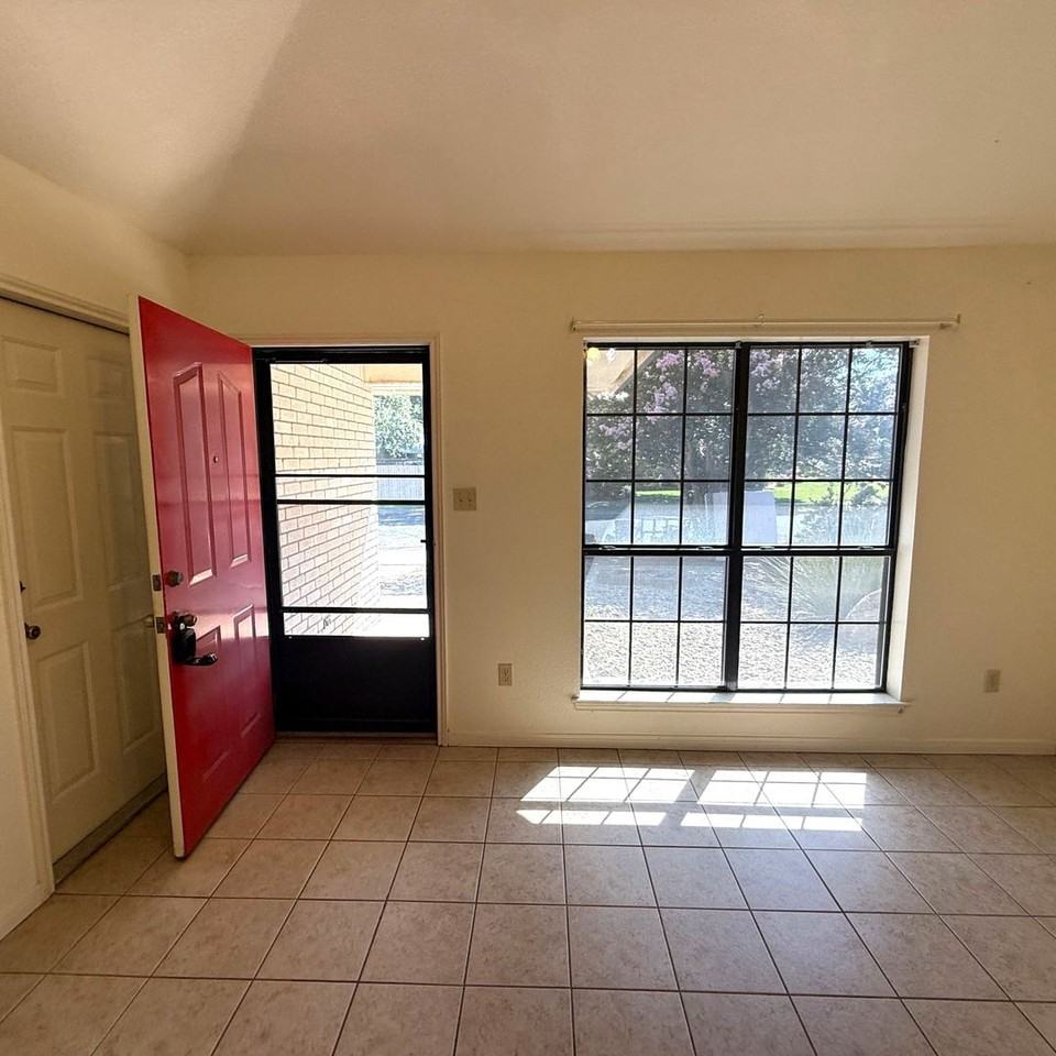137 Cibolo Creek Dr - Photo 3 of 5