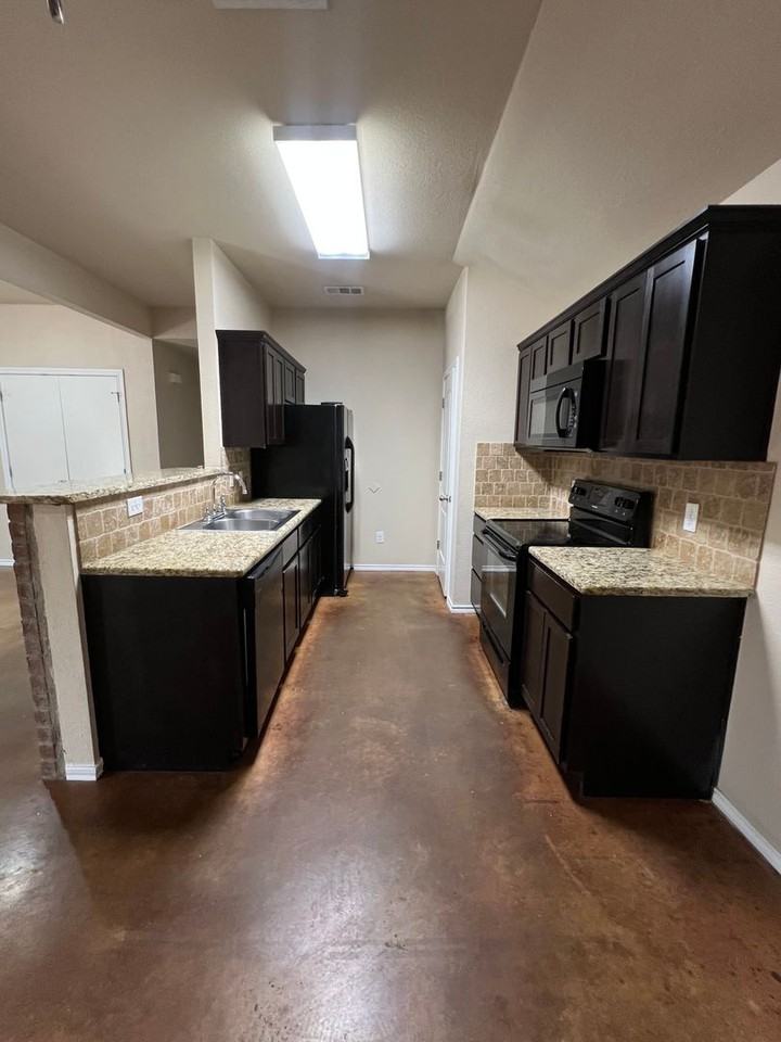 938 W 3 A St #B - Photo 3 of 13