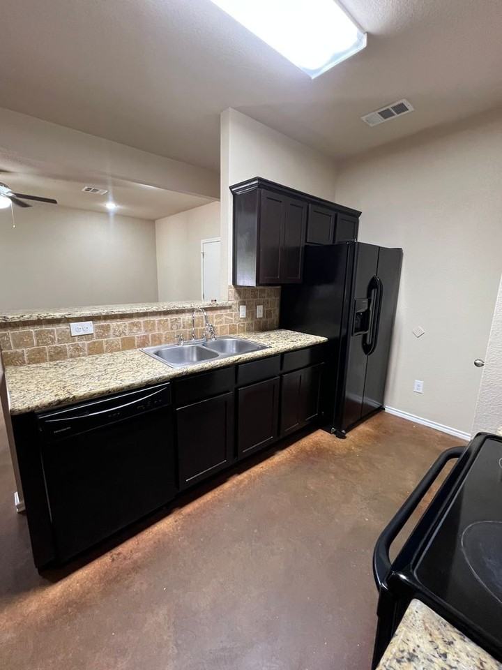 938 W 3 A St #B - Photo 4 of 13