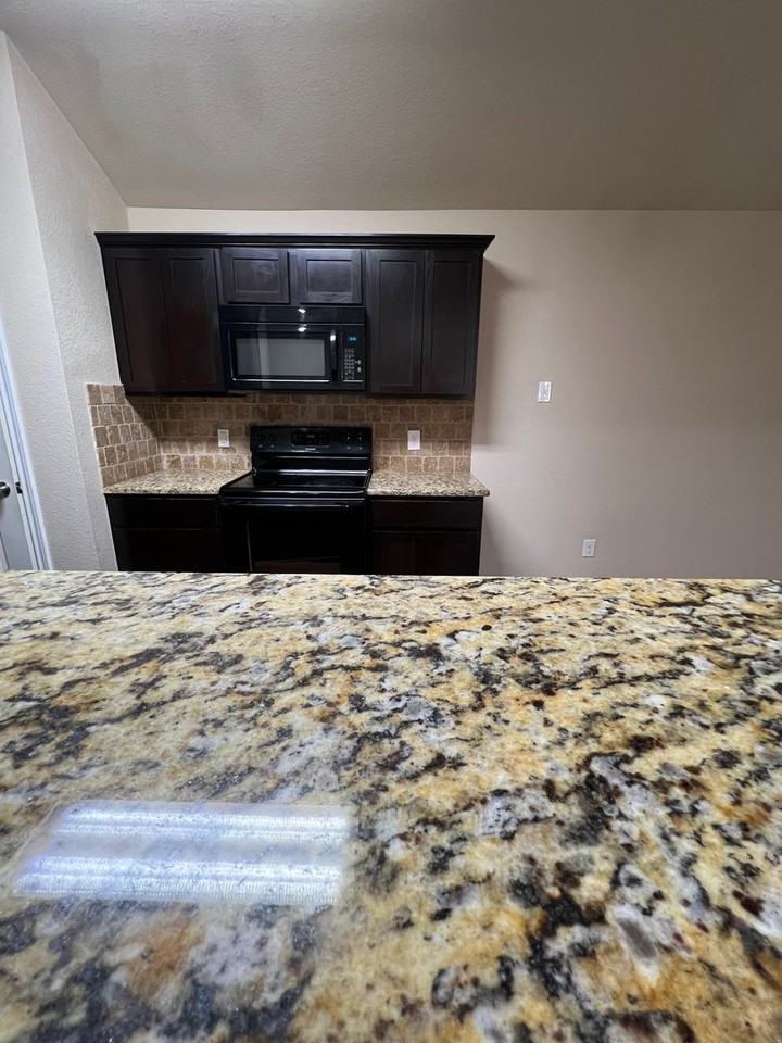 938 W 3 A St #B - Photo 5 of 13