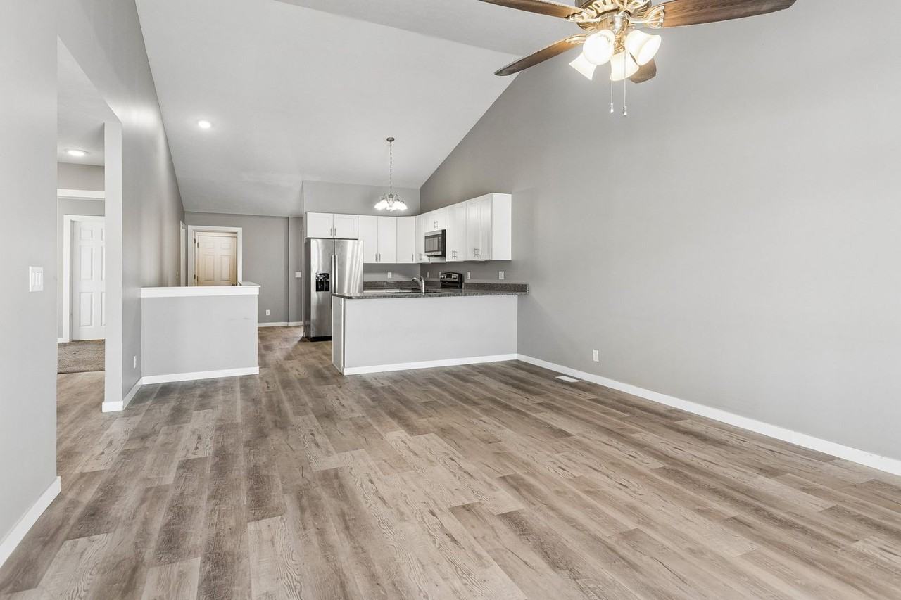 1070 N 170th Ave - Photo 7 of 25