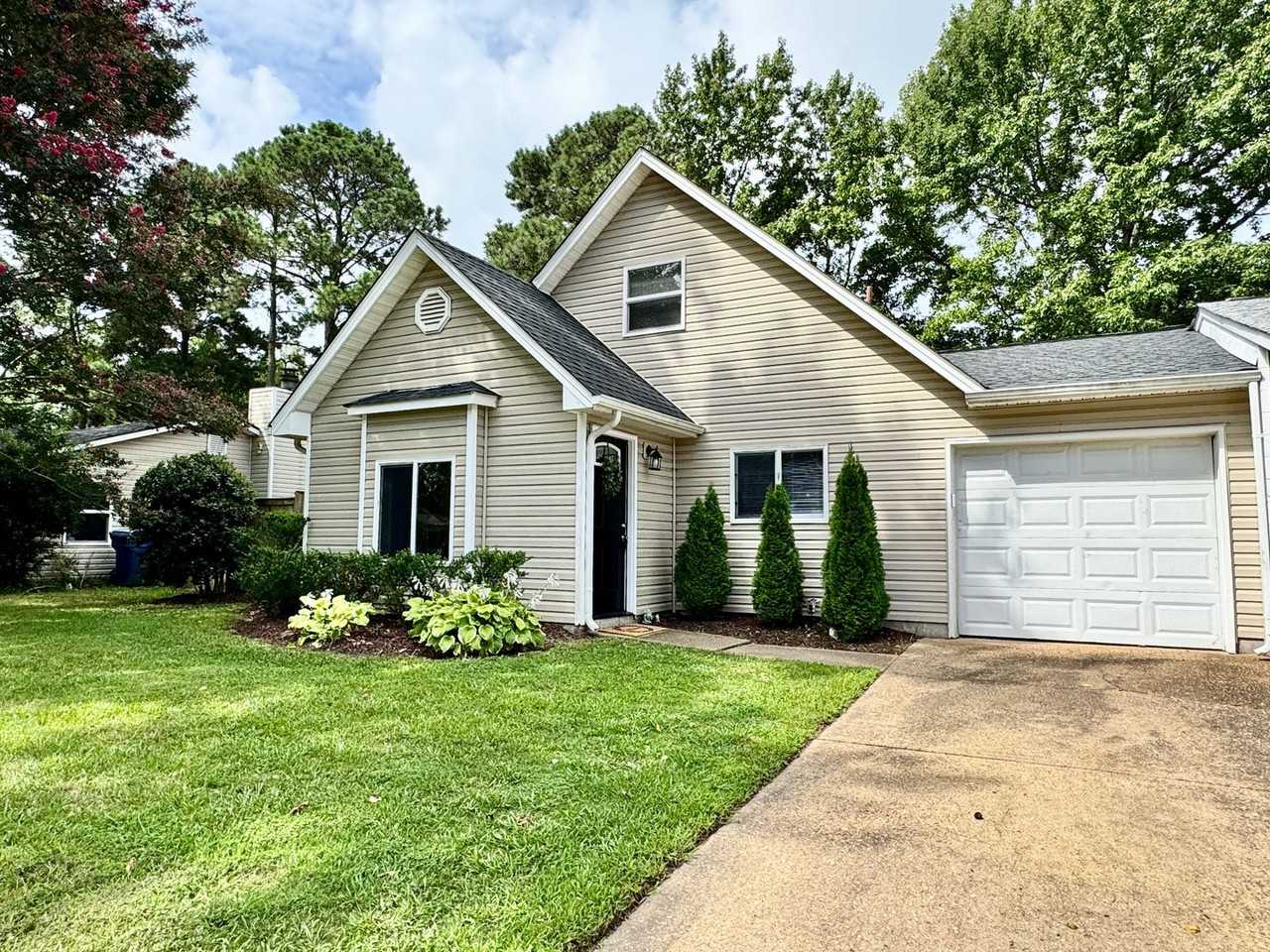 1423 Goldfinch Ln