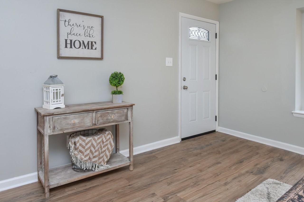 1423 Goldfinch Ln - Photo 3 of 42