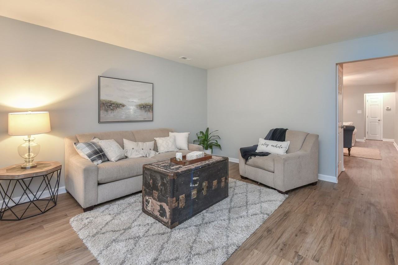 1423 Goldfinch Ln - Photo 4 of 42