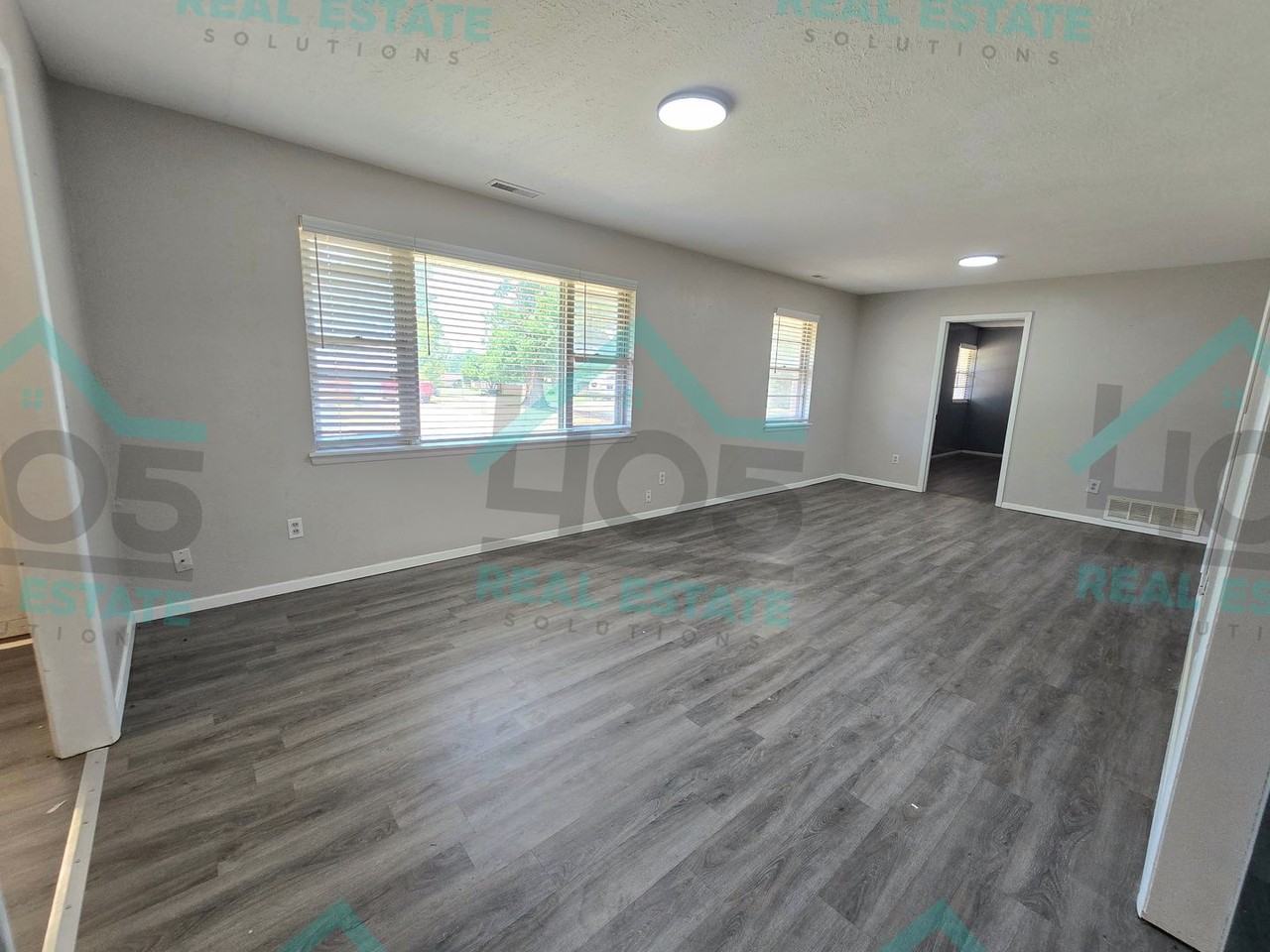3606 Oakhurst Dr - Photo 2 of 30