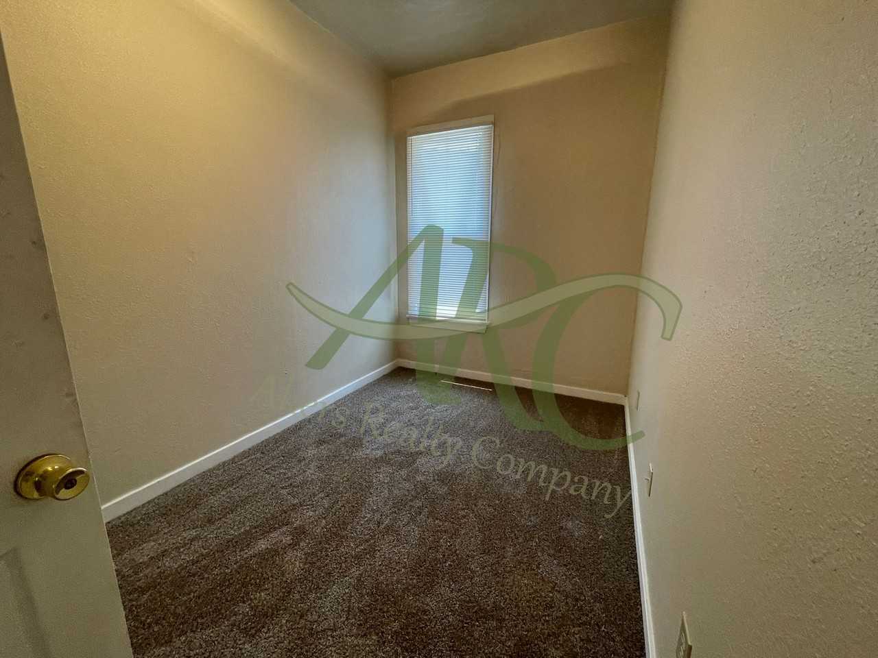 920 Damson St - Photo 5 of 20