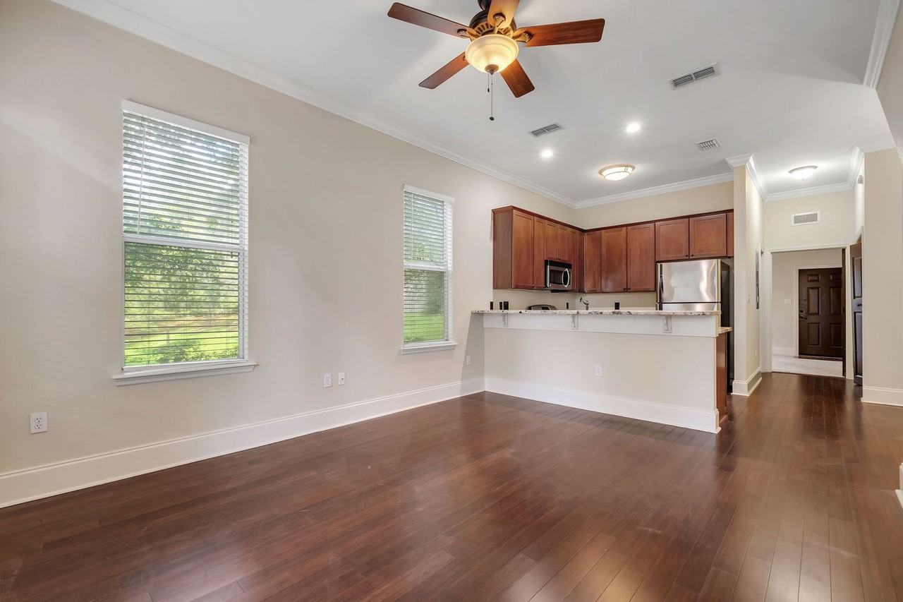 380 E Bradford Rd - Photo 3 of 24