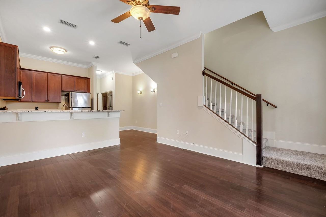 380 E Bradford Rd - Photo 4 of 24