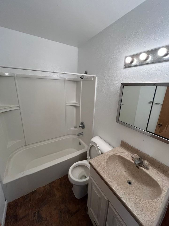 1620 Guernsey Ct - Photo 2 of 7