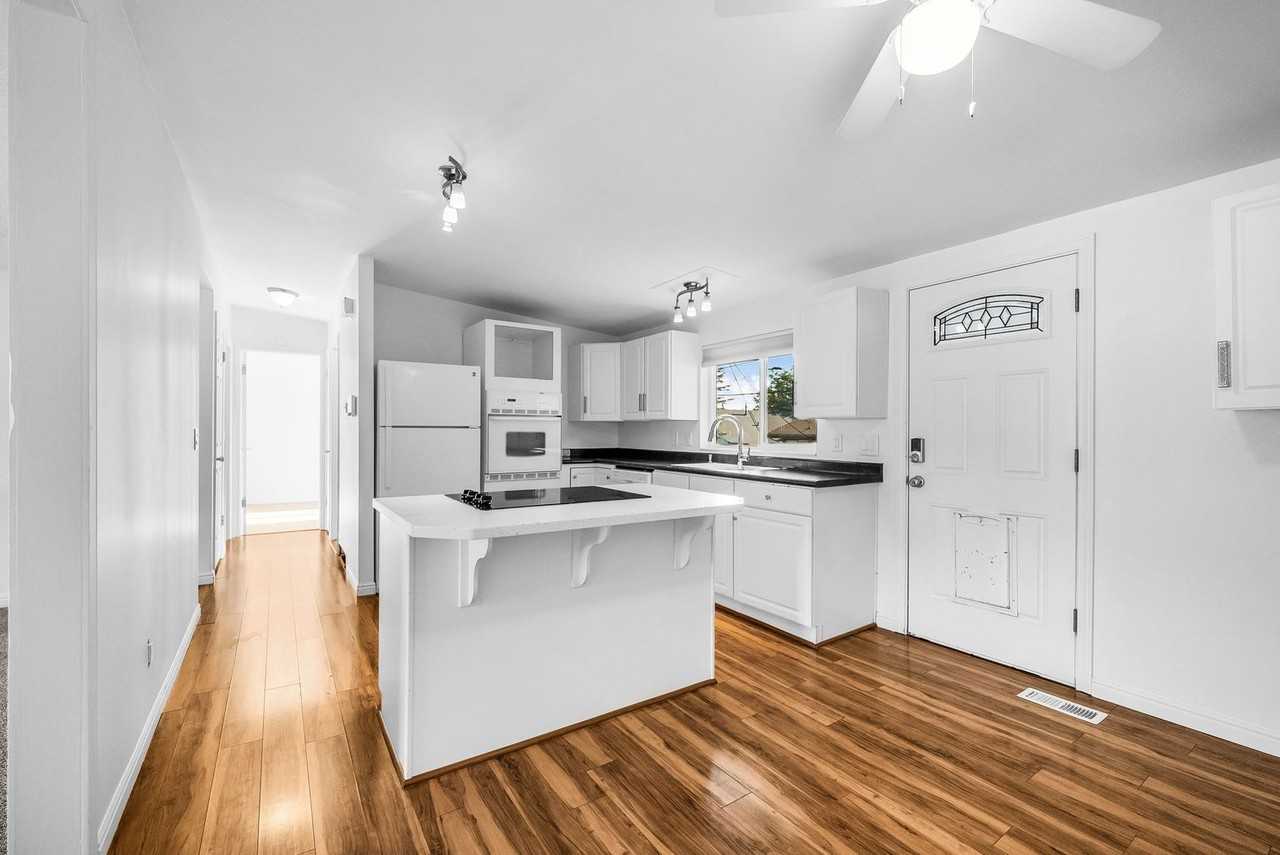 749 Colonial St - Photo 3 of 35