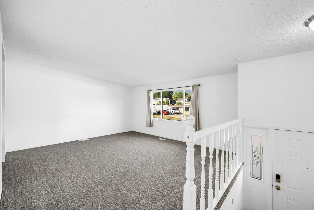 749 Colonial St - Photo 4 of 35