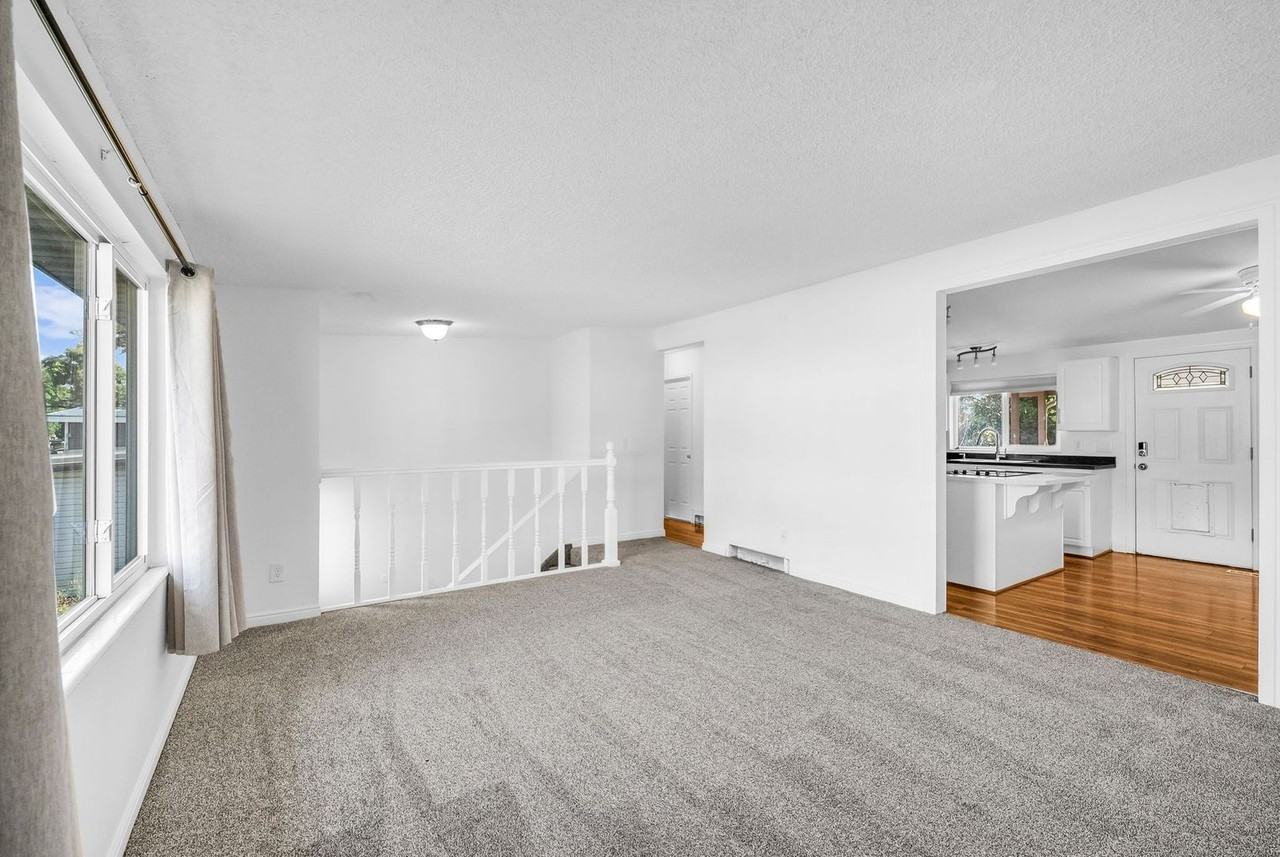 749 Colonial St - Photo 5 of 35