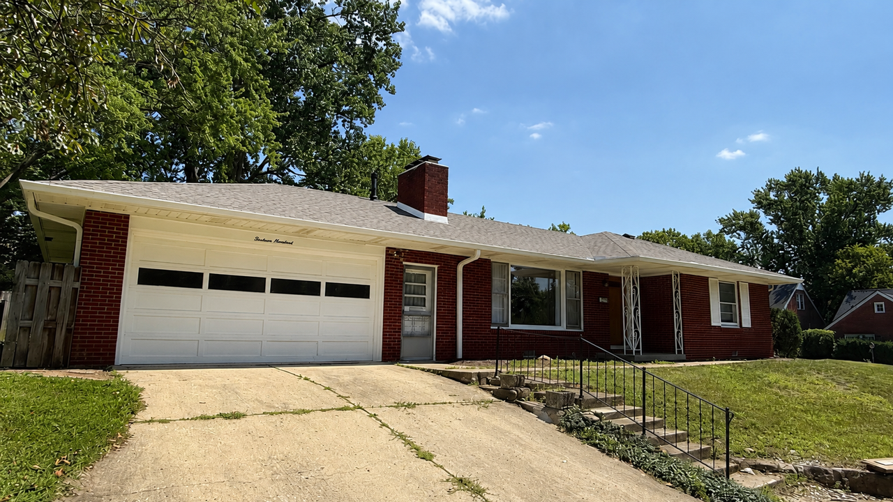 1300 E 7th St - Photo 2 of 10