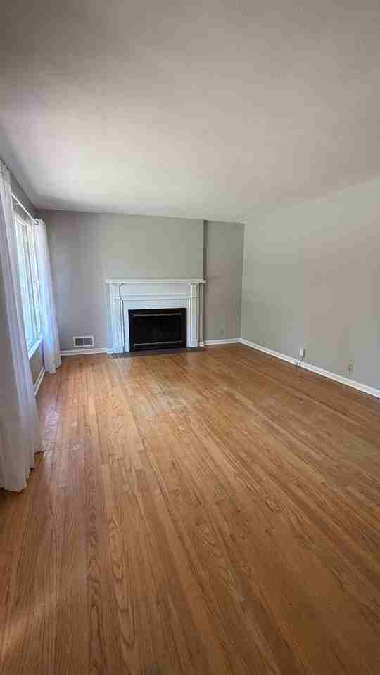 1300 E 7th St - Photo 4 of 10