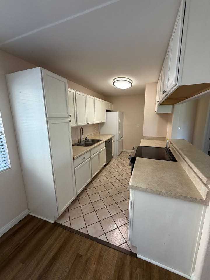 12722 Lakeshore Dr #A - Photo 5 of 14
