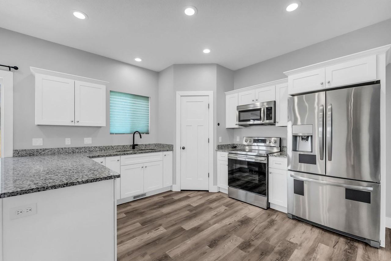 1133 E 3150 N - Photo 2 of 30