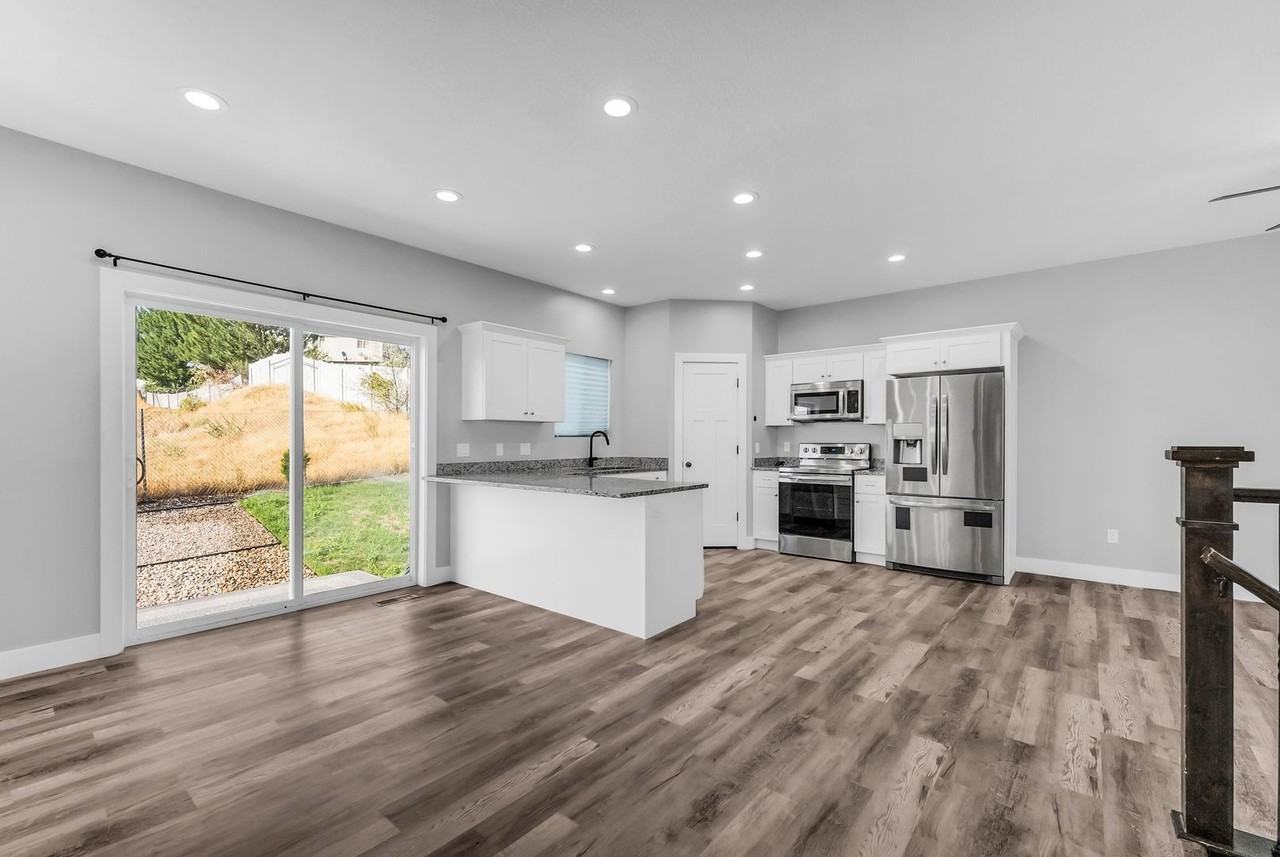 1133 E 3150 N - Photo 4 of 30
