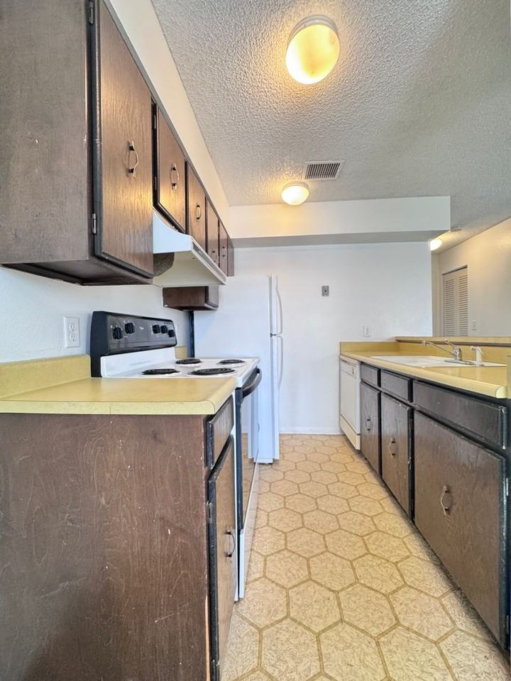 1705 Heatheridge Rd #H305 - Photo 3 of 8