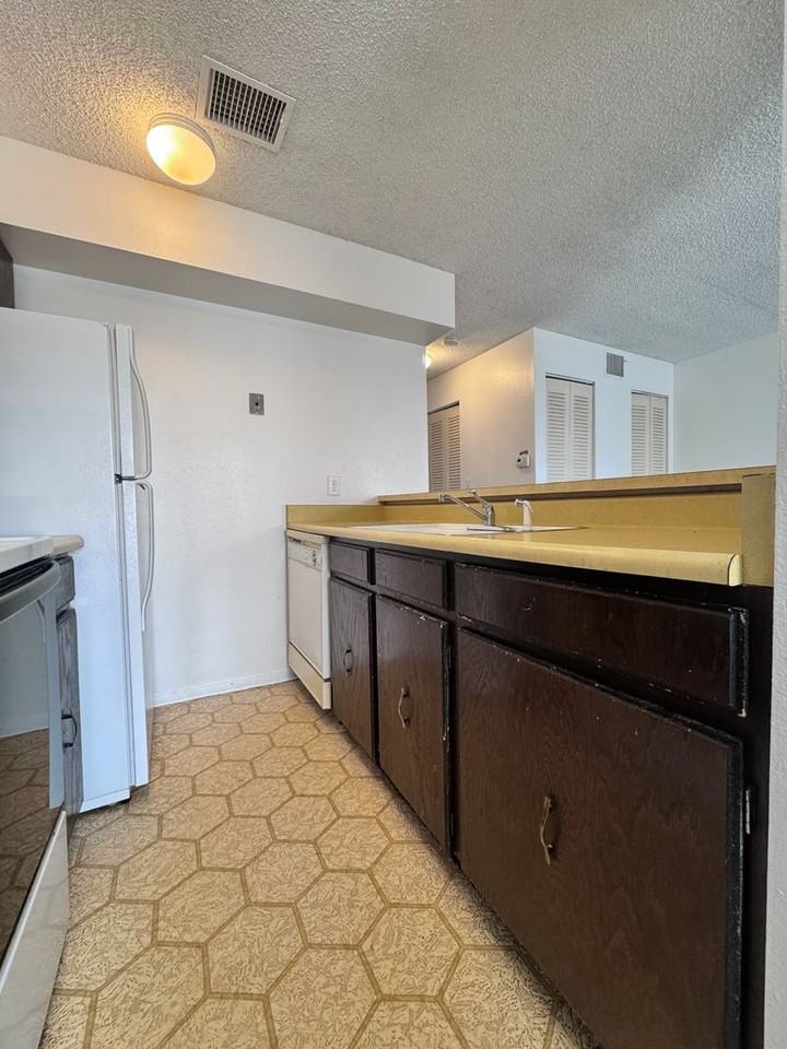 1705 Heatheridge Rd #H305 - Photo 5 of 8