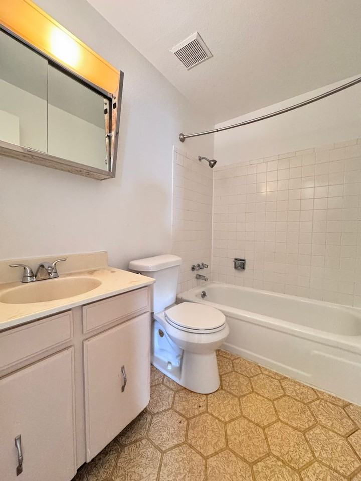 1705 Heatheridge Rd #H305 - Photo 6 of 8