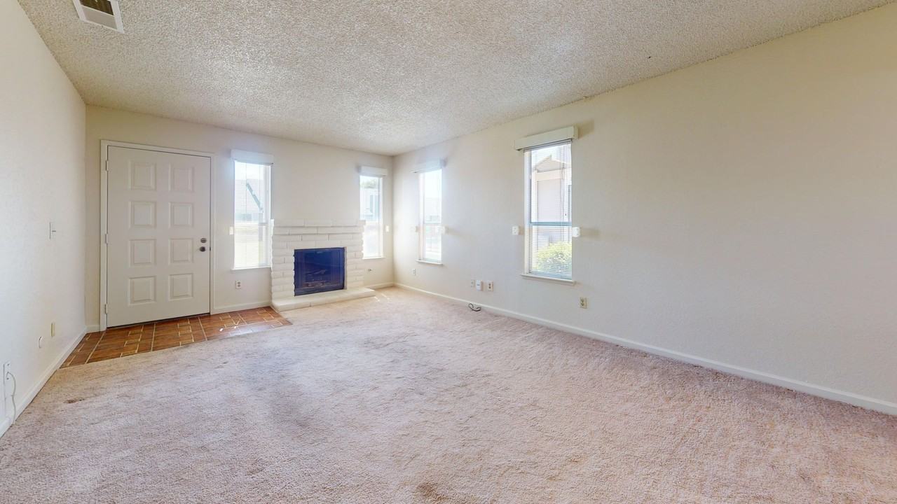 1027 W Dakota Ave - Photo 2 of 19