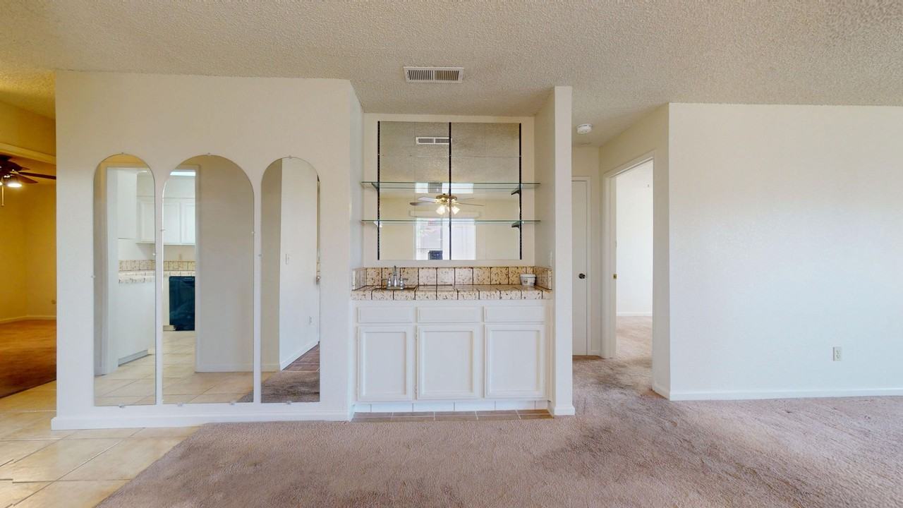 1027 W Dakota Ave - Photo 4 of 19
